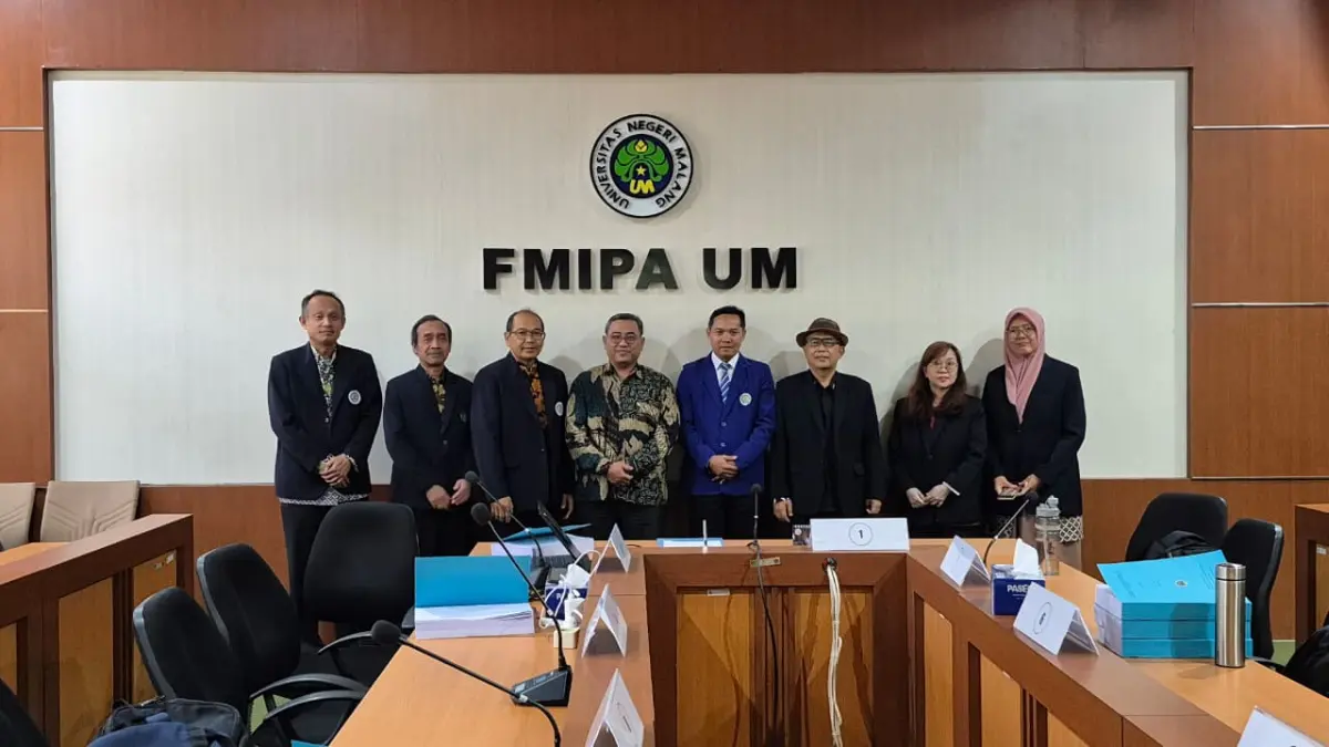 KEMBALI MELAHIRKAN DOKTOR BARU : Dr. Syaiful Huda, S.Pd., M.Si. (Empat dari kanan) resmi menjadi doktor ke-48 UMG di bidang Pendidikan Matematika dari Universitas Negeri Malang. Capaian ini makin memperkuat kualitas SDM dan pembelajaran UMG yang berlandaskan motto Unggul, Mandiri, dan Islami. (IST/ RADAR GRESIK)