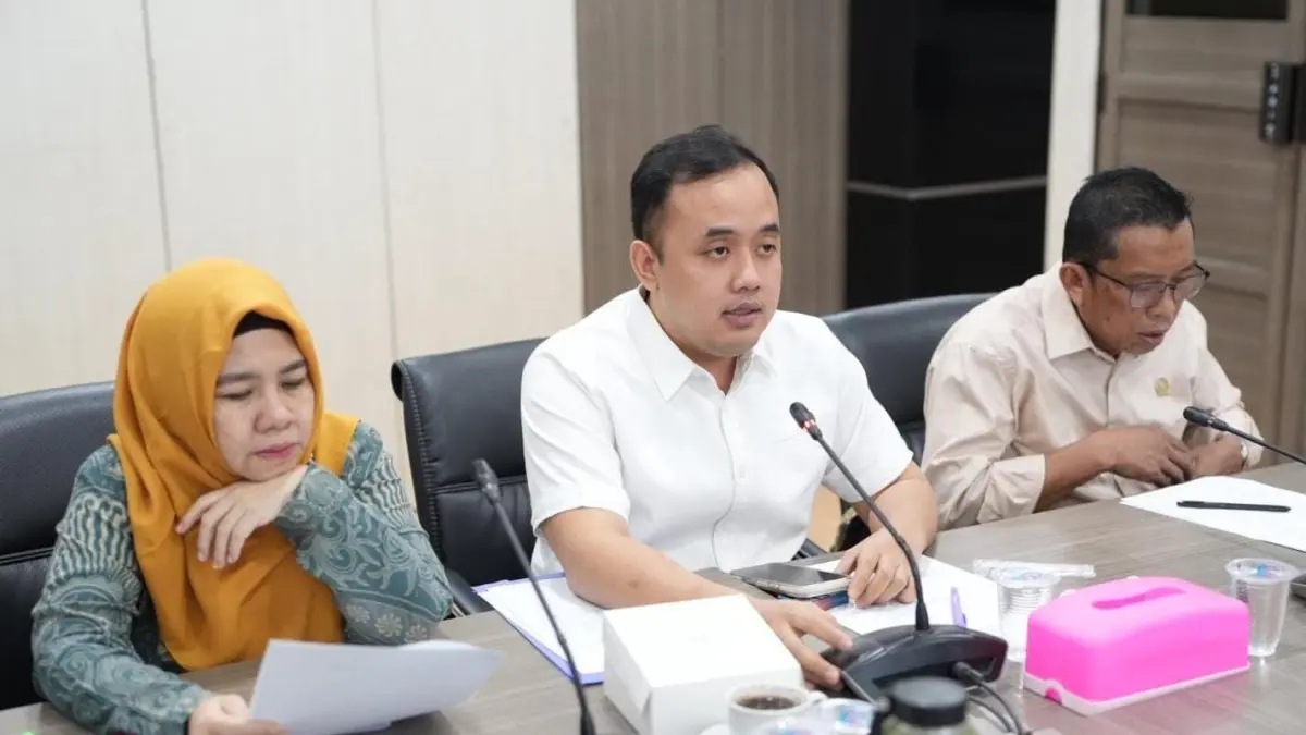 HEARING: Ketua Komisi I DPRD Kabupaten Gresik Muhammad Rizaldi Saputra saat memberikan arahan terkait pengawalan regulasi Pilkades. (Foto : Fajar/Radar Gresik) 