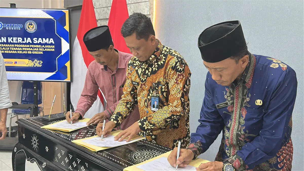 KERJASAMA PENDIDIKAN: Kepala Rutan Kelas IIB Gresik Eko Widiatmoko saat menjalin kerja sama bersama Dispendik Gresik melalui UPT SKB dan LSM PATTIRO Gresik melalui penandatanganan nota kesepahaman (MoU). (Foto : Yudhi/Radar Gresik) 