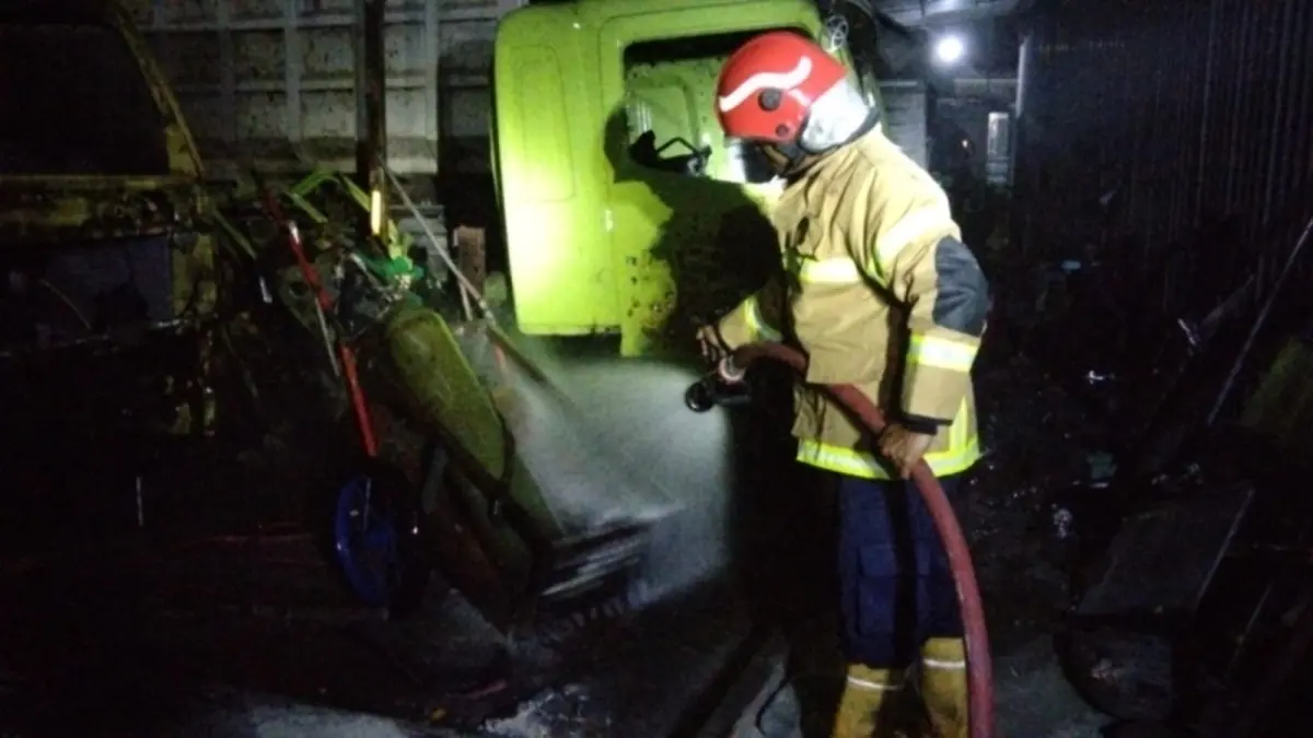 PEMADAMAN: Petugas Damkarla Kabupaten Gresik saat berjibaku memadamkan kobaran api dalam penanganan dua peristiwa kebakaran yang terjadi dalam semalam. (Foto : Ist/Radar Gresik) 