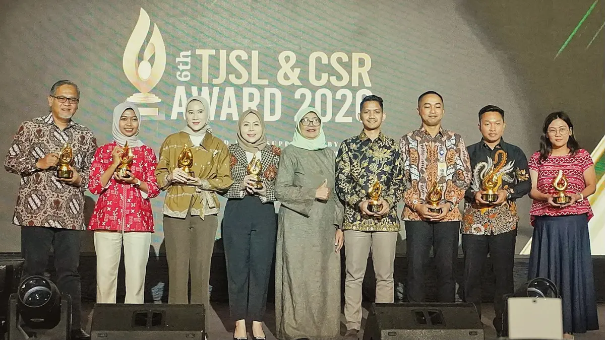 PENGHARGAAN: Perwakilan PT Terminal Teluk Lamong saat menerima penghargaan Kategori Gold dalam ajang TJSL & CSR Award 2026 di Hotel Bidakara Jakarta. (Foto : Ist/Radar Gresik) 