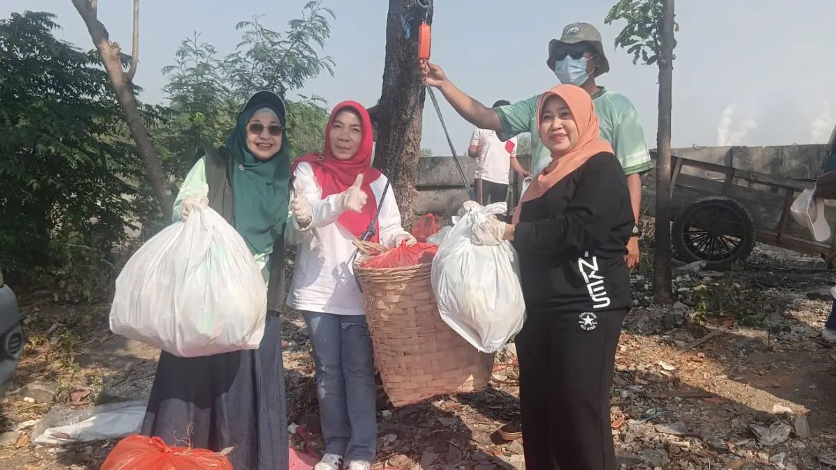 PENIMBANGAN: Kepala DLH Kabupaten Gresik Sri Subaidah saat memantau penimbangan sampah hasil aksi pembersihan di area Pasar Kerempeng, Gresik. (Foto : Fajar/Radar Gresik) 