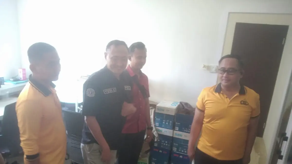 SIDAK LANGSUNG: Kapolres Gresik AKBP Ramadhan Nasution saat melakukan pengecekan kebersihan dan kerapian di ruangan Humas Mapolres Gresik. (Foto : Ist/Radar Gresik) 