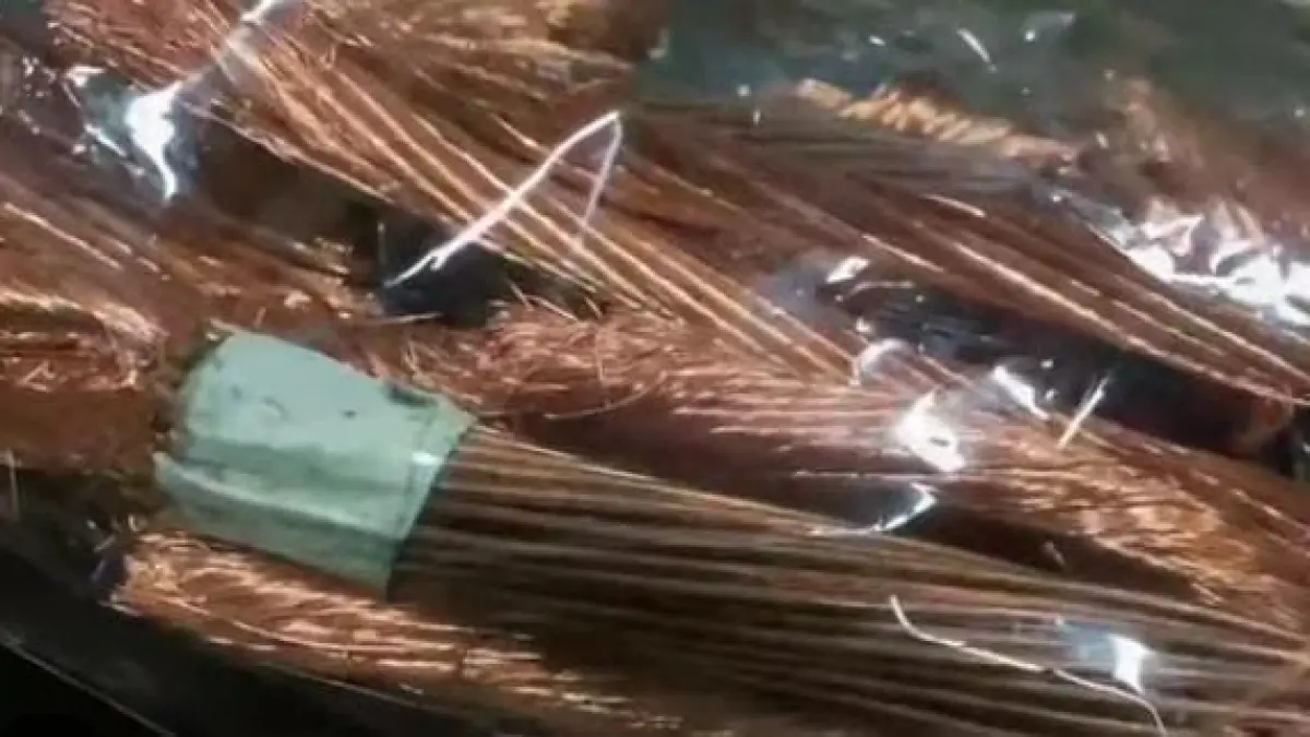 DIAMANKAN: Barang bukti potongan kabel tembaga seberat kurang lebih 2.900 gram yang disita petugas saat diamankan di Mapolres Gresik. (Foto : Ist/Radar Gresik) 