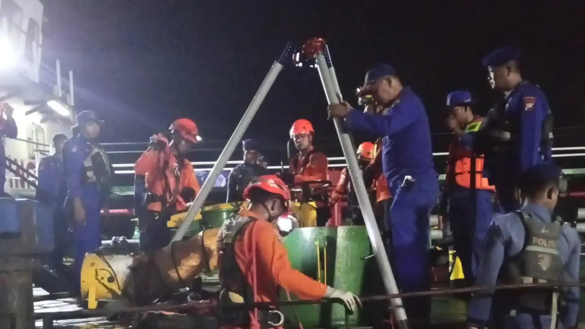 DIEVAKUASI: Tim SAR gabungan saat melakukan proses evakuasi dua jenazah anak buah kapal (ABK) Kapal HAMDAM 1 yang tewas di dalam palka kapal di sekitar Pelabuhan JIPEE, Gresik. (Foto : Ist/Radar Gresik) 