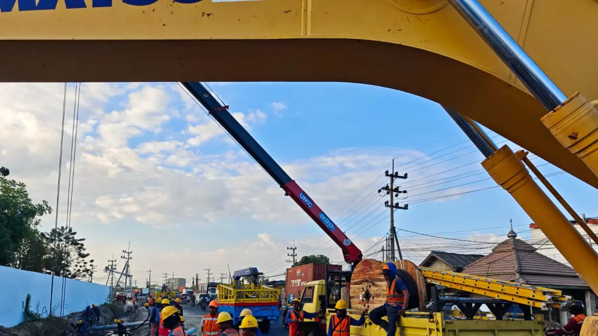 Gerak Cepat : 25 personel PLN diterjunkan untuk mempercepat proses evakuasi dan penormalan jaringan listrik di area Manyar.