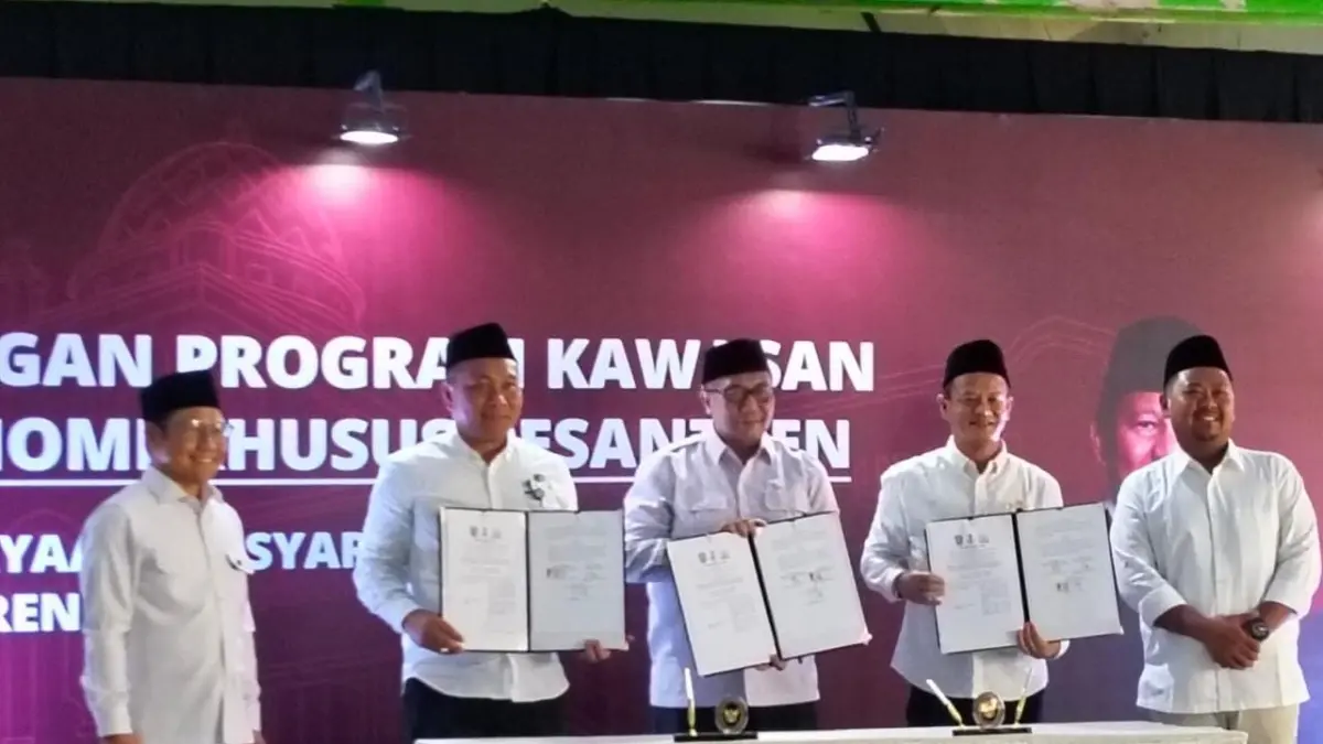 KERJASAMA: Menko PM Abdul Muhaimin Iskandar bersama Bupati Gresik Fandi Akhmad Yani dan Ketua BAZNAS RI Sodik Mudjahid saat meresmikan program penguatan ekonomi berbasis pesantren di Gresik (Foto : Fajar/Radar Gresik) 