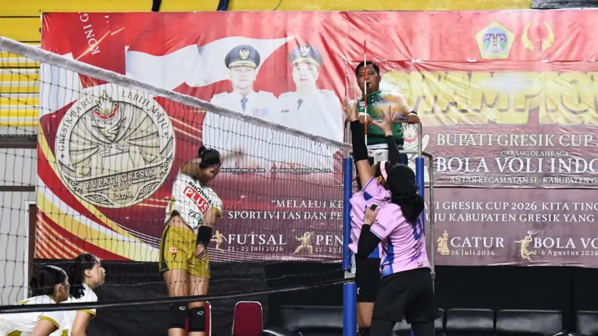 PERTANDINGAN: Tim putri bola voli Kecamatan Gresik saat menghadapi Kecamatan Kebomas dalam laga final sengit di Wahana Ekspresi Poesponegoro (WEP) Gresik. (Foto ; Fajar/Radar Gresik) 