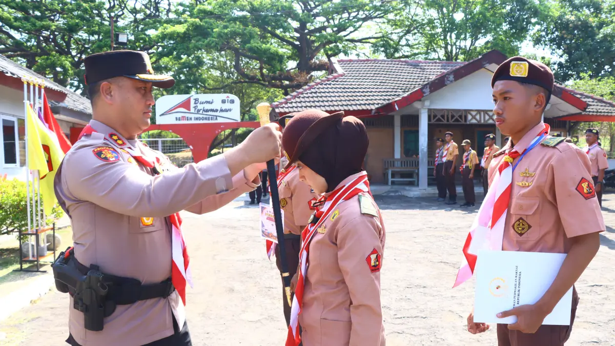 DIBUKA: Kapolres Gresik AKBP Ramadhan Nasution saat membuka secara resmi Latihan Gabungan Saka Bhayangkara di Bumi Perkemahan Semen Gresik, Kecamatan Kebomas, Gresik. (Foto : Ist/Radar Gresik) 