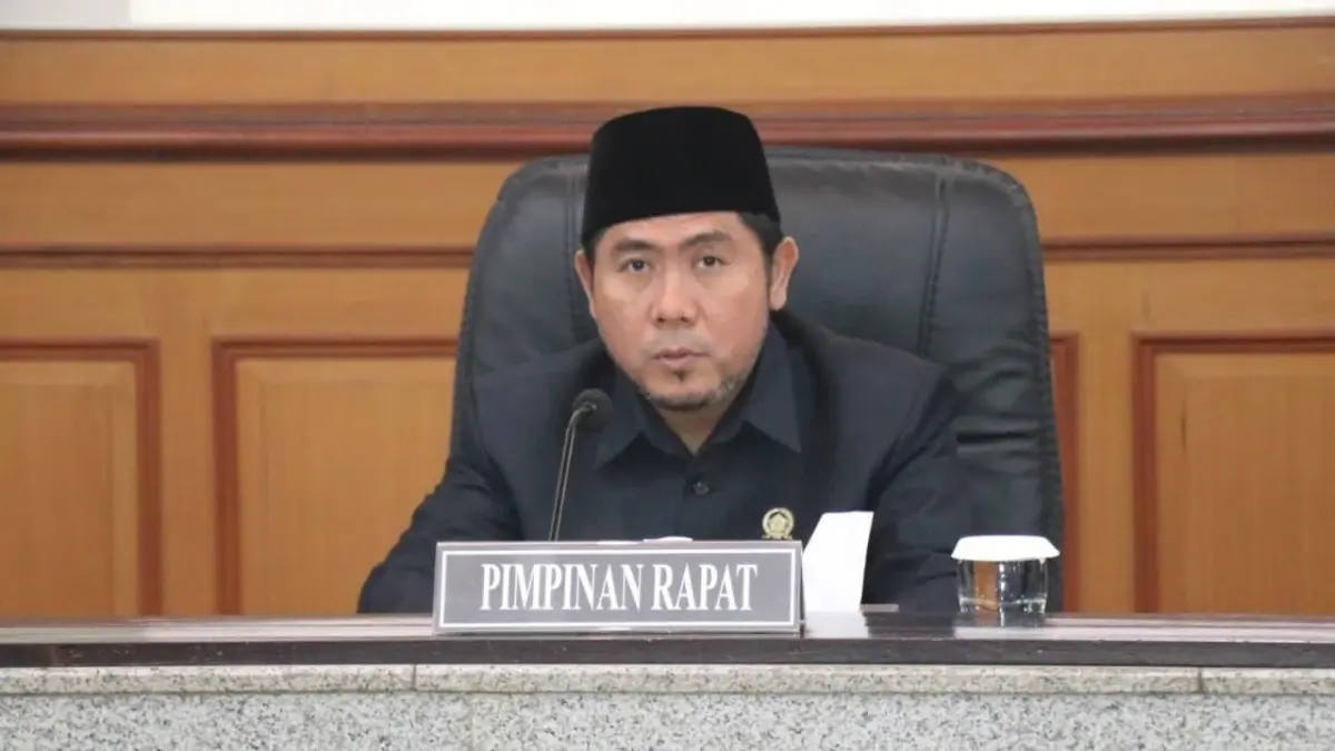 KAPASITAS OKSIGEN: Wakil Ketua DPRD Gresik Lutfi Dhawam saat memberikan keterangan terkait pengiriman darurat tabung oksigen menuju Pulau Bawean. (Foto : Dok/Radar Gresik) 