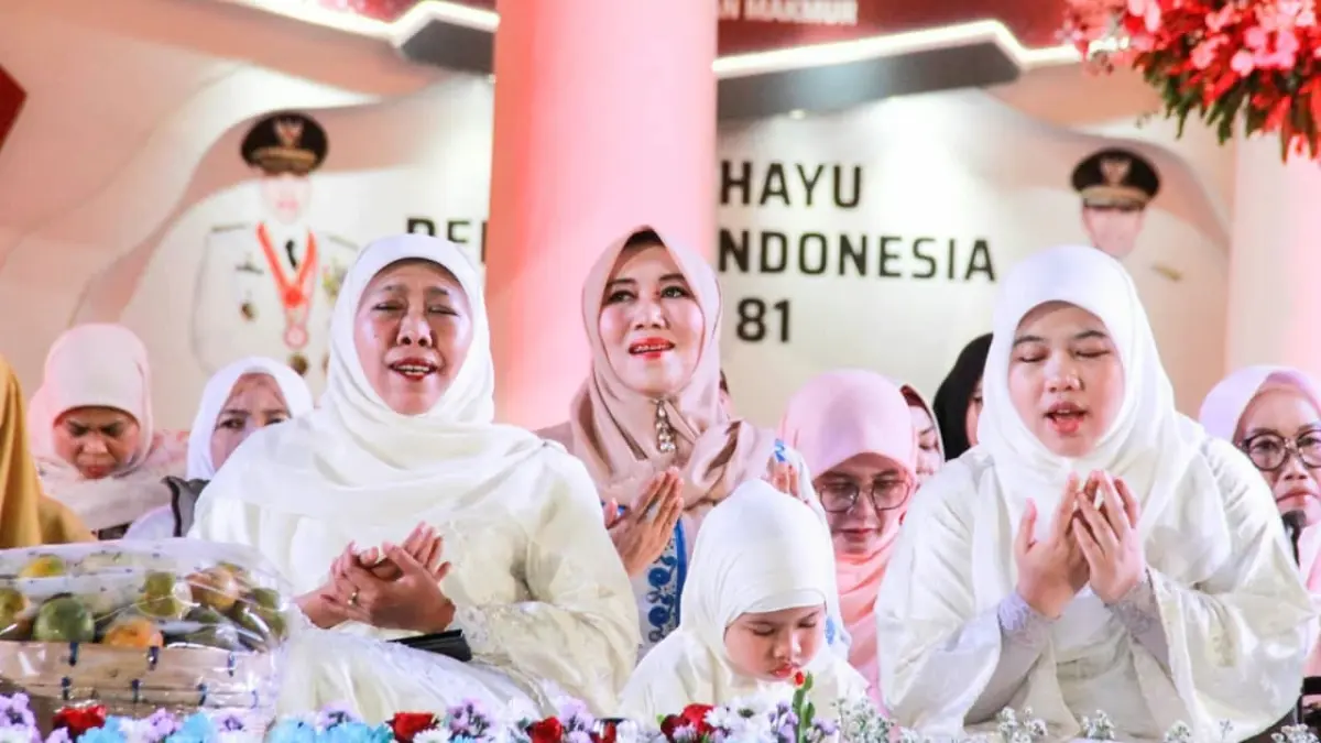LANTUNAN SHOLAWAT: Suasana khidmat ribuan Syekhermania dan warga saat memadati kawasan Gedung Negara Grahadi Surabaya dalam gelaran dzikir dan sholawat bersama menyambut HUT ke-81 RI. (Foto : Ist/Radar Gresik) 