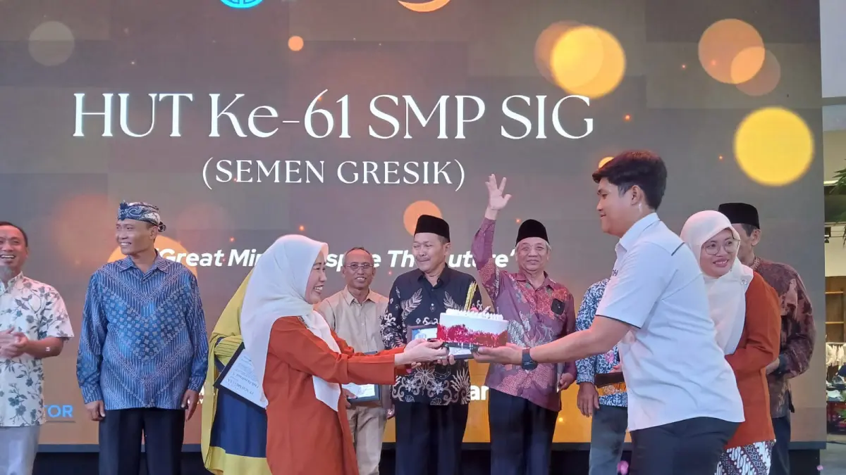 PERAYAAN SPESIAL: Suasana kemeriahan malam puncak perayaan HUT ke-61 SMP SIG yang dipusatkan di Icon Mall Gresik. (Foto : Riri/Radar Gresik) 
