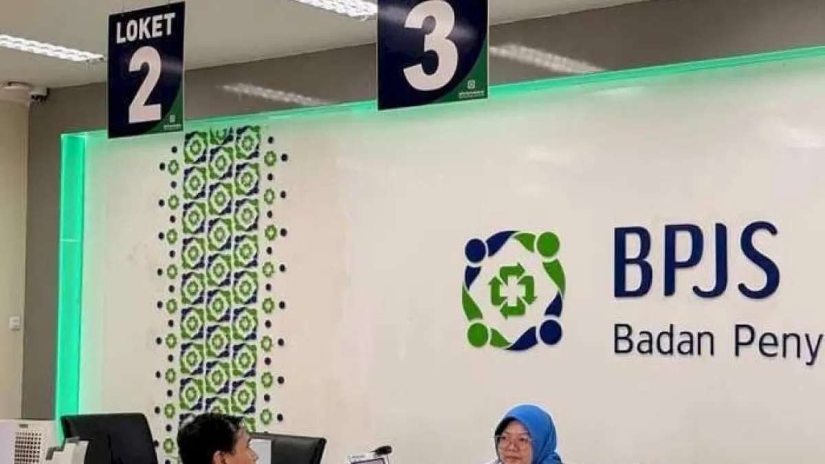 PROSES: Petugas BPJS Kesehatan Cabang Gresik saat memberikan pelayanan informasi dan administrasi kepesertaan JKN kepada warga. (Foto : Fajar/Radar Gresik) 
