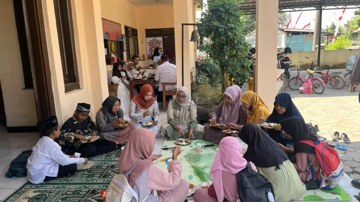 SILATURAHMI: Kapolsek Wringinanom AKP Ahmad Fahri saat mempererat silaturahmi dan berbagi keberkahan bersama warga di Mapolsek Wringinanom. (Foto : Yudhi/Radar Gresik) 
