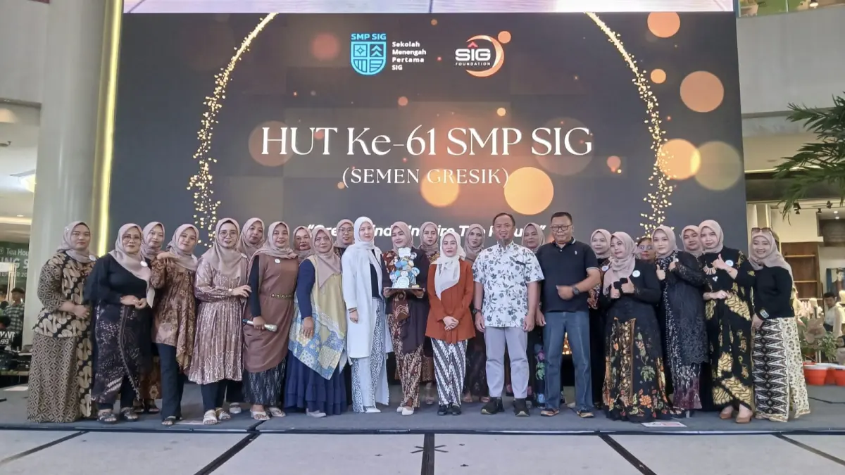 SMP Semen Gresik (SMP SIG) merayakan perjalanan panjang 61 tahun kiprahnya di dunia pendidikan dalam malam peringatan HUT ke-61 di Icon Mall Gresik, Sabtu (8/8). (Foto : Riri/Radar Gresik) 