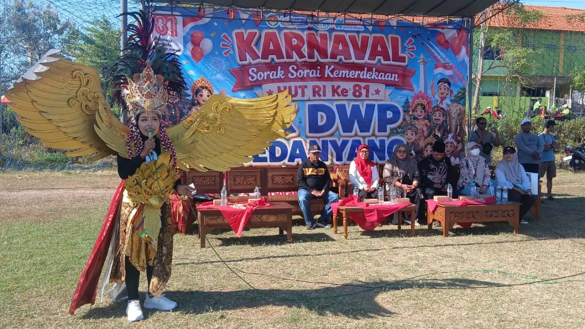 BERKOSTUM: Para peserta karnaval dari TK DWP Kedanyang saat mengenakan kostum unik bertema masakan Nusantara dalam rangka menyemarakkan HUT ke-81 RI. (Foto : Fajar/Radar Gresik) 