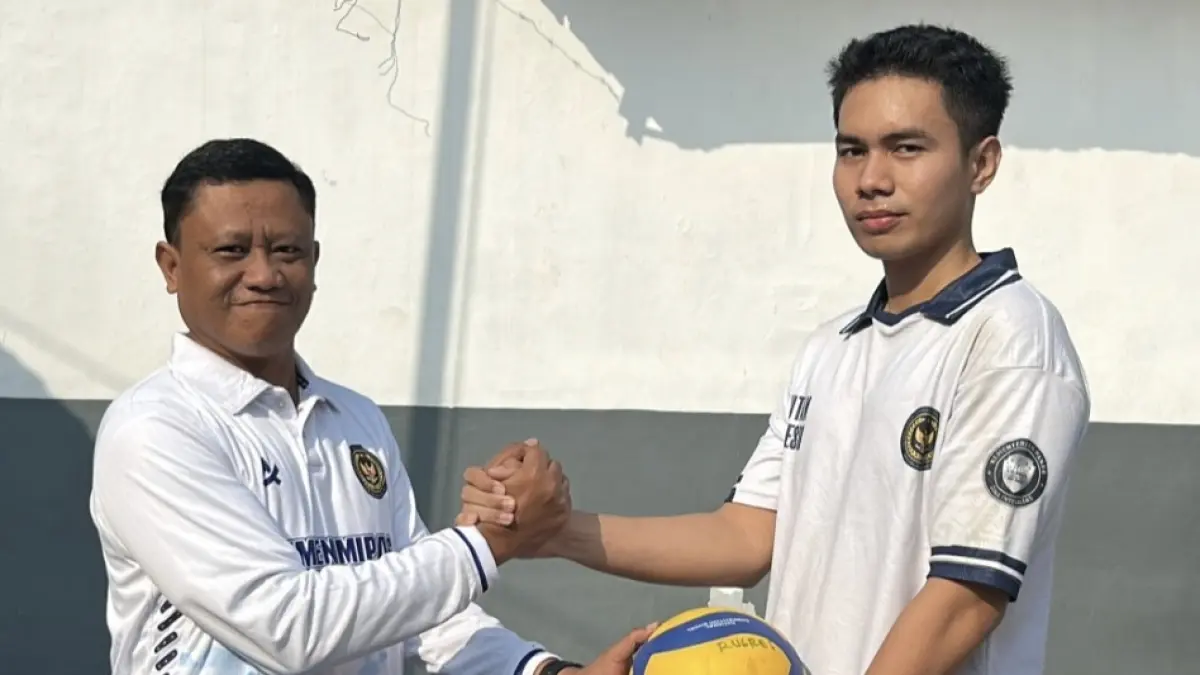 DIBUKA: Kepala Rutan Kelas IIB Gresik Eko Widiatmoko saat membuka Pekan Olahraga dan Seni dalam rangka menyemarakkan Hari Ulang Tahun (HUT) ke-81 Kemerdekaan Republik Indonesia di lapangan Rutan. (Foto : Yudhi/Radar Gresik) 