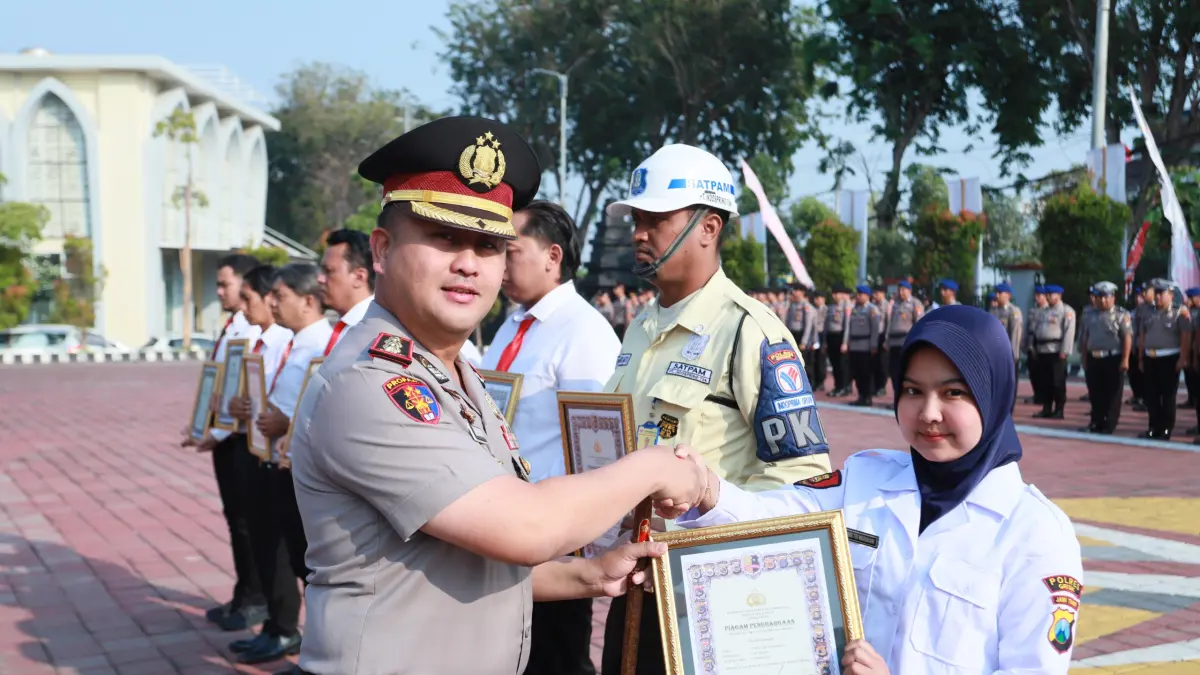 Kapolres Gresik AKBP Ramadhan Nasution memimpin langsung upacara pemberian reward kepada 6 personel Satreskrim dan 2 warga di Halaman Mapolres Gresik. 