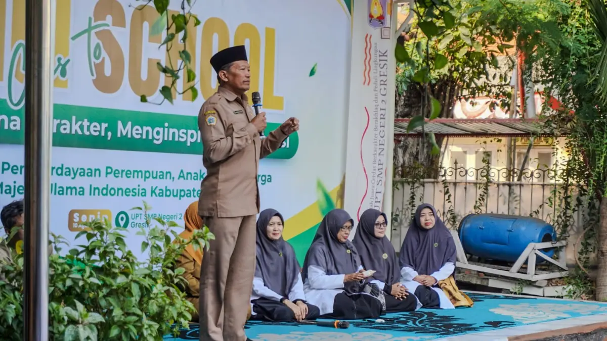 Lewat program MUI Goes to School, MUI Kabupaten Gresik mengajak para pelajar untuk membentengi diri lewat shalat, menghormati guru & orang tua, serta bijak dalam bergaul. (Foto : Ist/Radar Gresik) 