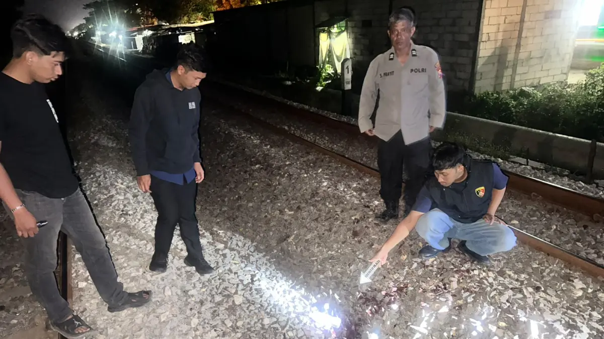 OLAH TKP: Petugas kepolisian saat melakukan olah TKP korban tertabrak Kereta Api (KA) Harina rute Surabaya-Bandung di petak rel Duduksampeyan KM 198+1/12, Desa Tambakrejo, Kecamatan Duduksampeyan, Gresik. (Foto : Ist/Radar Gresik) 