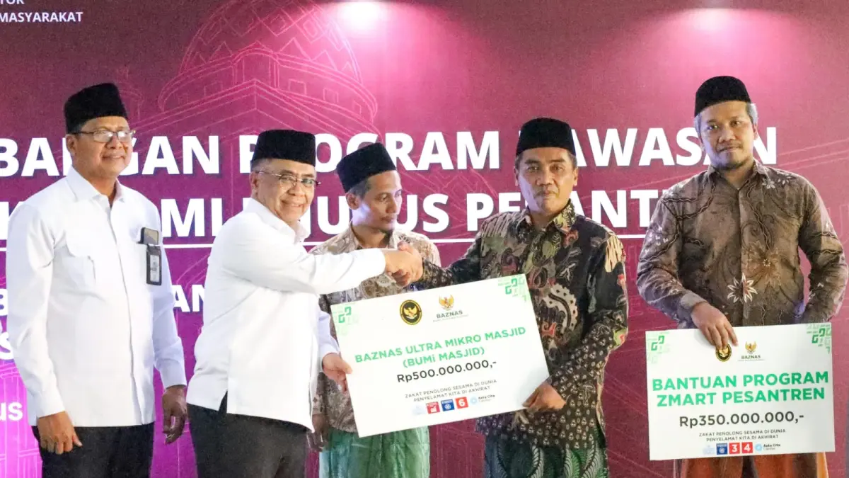 PENYALURAN: Menko PM Dr. Abdul Muhaimin Iskandar bersama BAZNAS RI saat menyalurkan bantuan penguatan ekonomi umat di Pondok Pesantren Ihyaul Ulum, Gresik. (Foto : Dok/Radar Gresik) 