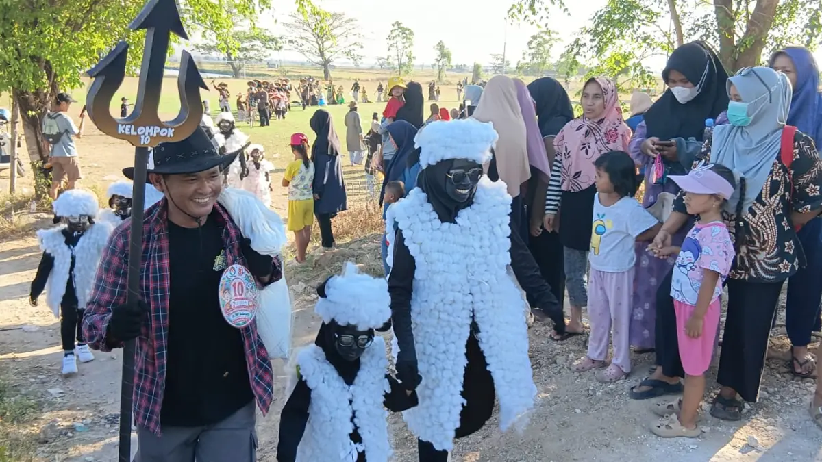 Unik : Para peserta karnaval dari TK DWP Kedanyang saat mengenakan kostum unik bertema masakan Nusantara dalam rangka menyemarakkan HUT ke-81 RI.