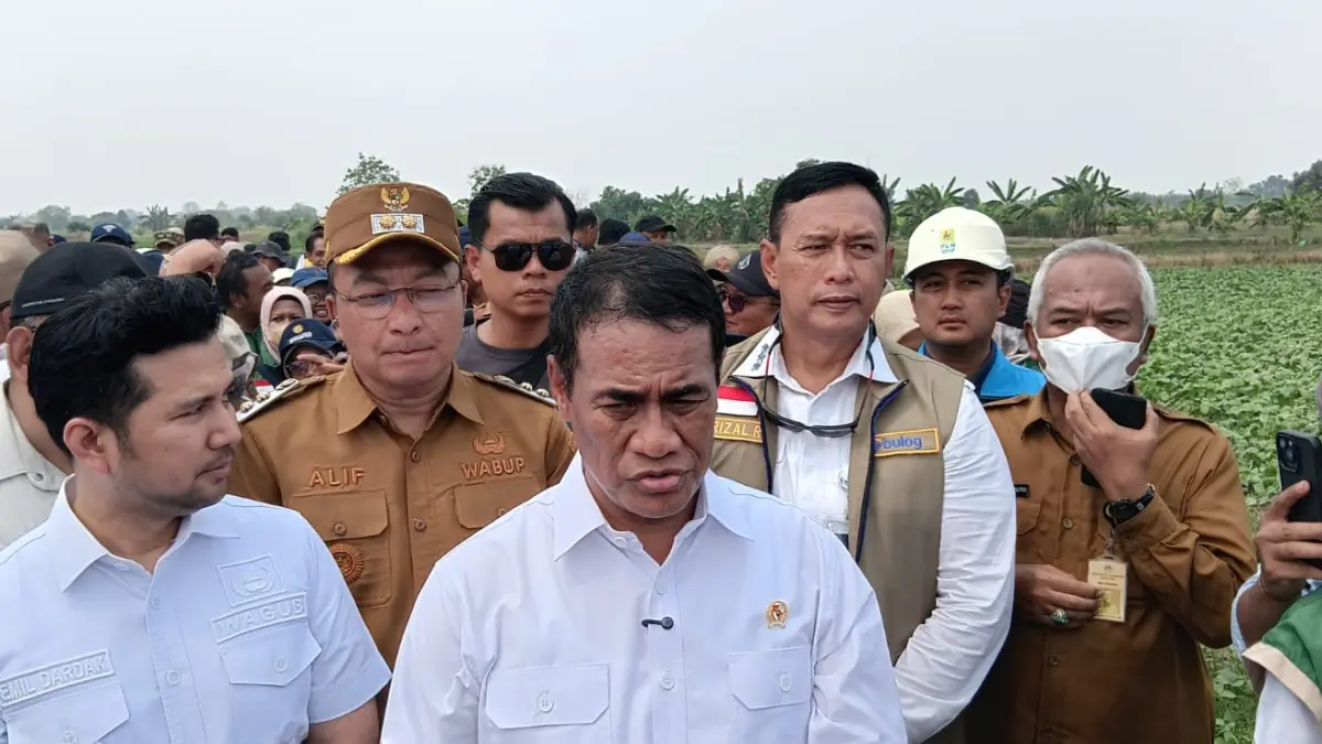DAMPINGI: Menteri Pertanian (Mentan) RI Andi Amran Sulaiman bersama Wakil Gubernur Jatim Emil Elestianto Dardak dan Wakil Bupati Gresik Asluchul Alif saat mengecek kondisi lahan pertanian terdampak kekeringan di Kecamatan Benjeng, Gresik. (Foto : Fajar/Radar Gresik) 