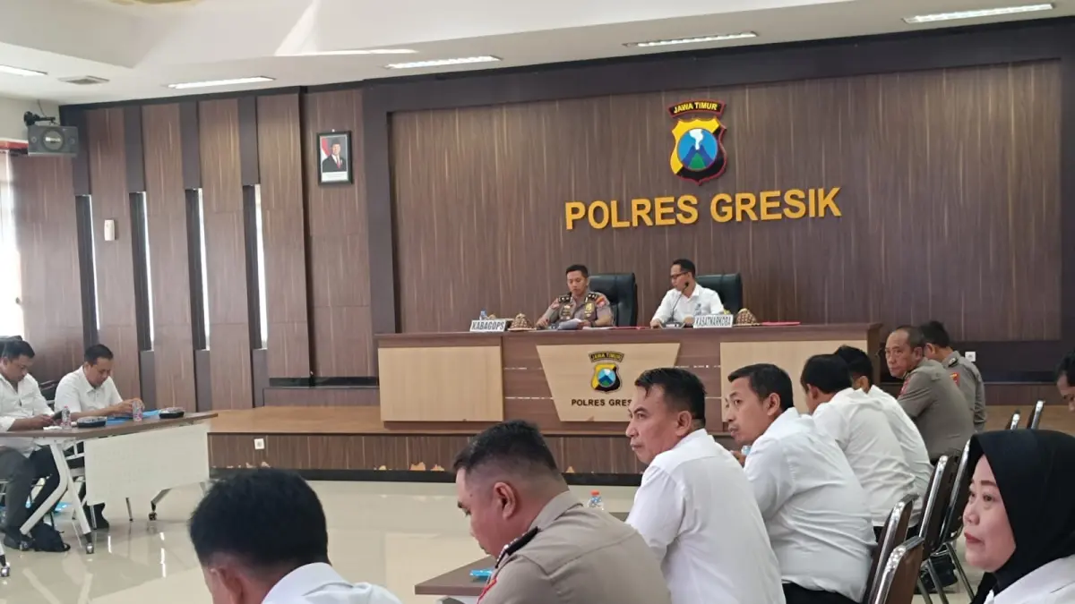 BRANTAS NARKOBA: Kabag Ops Polres Gresik Kompol Arief Sukmo Wibowo bersama Kasat Resnarkoba AKP Ahmad Yani saat memberikan pengarahan dalam Lat Pra Ops Tumpas Narkoba Semeru 2026 di Mapolres Gresik. (Foto : Ist/Radar Gresik) 