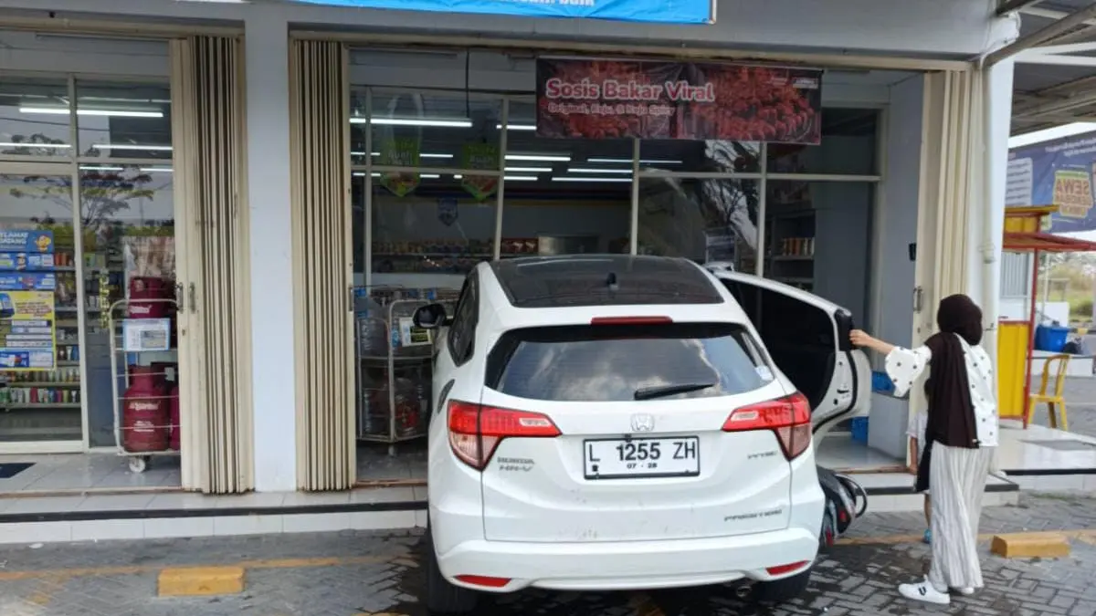 Laka Tunggal: Mobil Honda HR-V mengalami kecelakaan tunggal hingga menabrak sepeda motor dan dinding kaca Indomaret di Jalan Raya PPS 2. (Foto : Ist/Radar Gresik) 