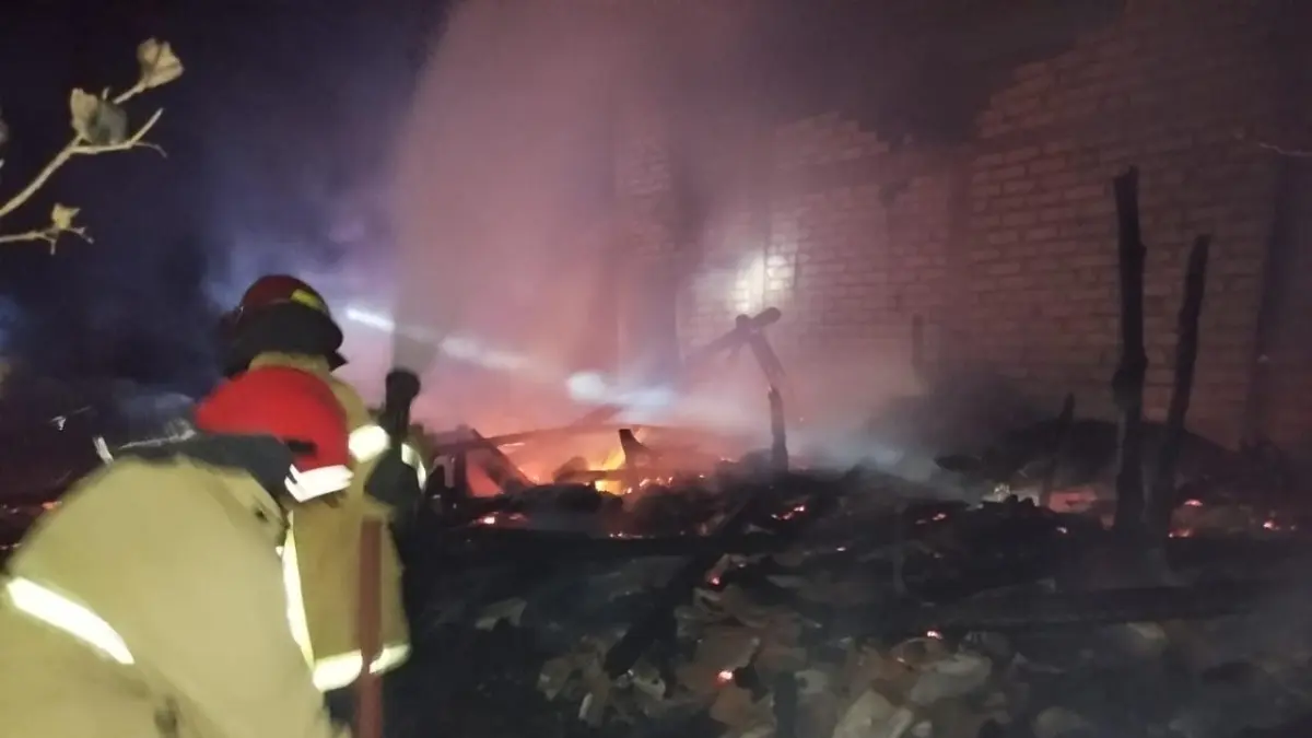 PEMADAMAN: Petugas Damkarla Pos Dukun saat melakukan pemadaman kebakaran kandang hewan ternak di Desa Gedangan, Kecamatan Sidayu, Gresik. (Foto : Ist/Radar Gresik) 