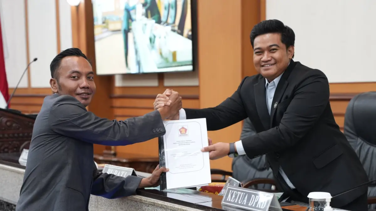 PENYAMPAIAN: Sekretaris Fraksi Gerindra Muchamad Zaifudin saat menyerahkan berkas laporan hasil reses kepada Ketua DPRD Gresik M. Syahrul Munir dalam Rapat Paripurna. (Foto : Fajar/Radar Gresik) 
