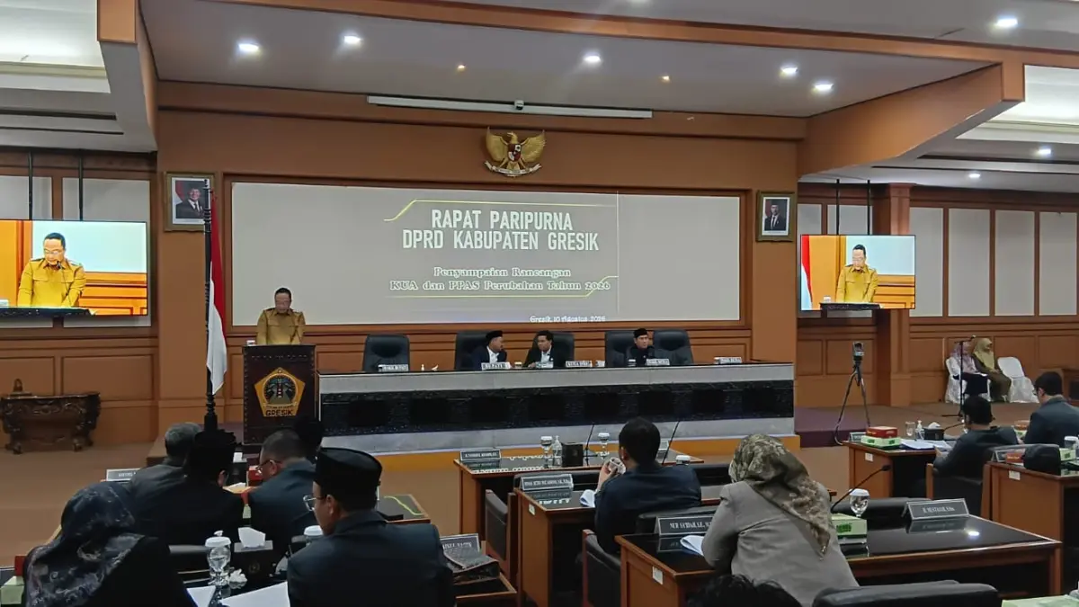 SAMBUTAN: Wakil Bupati Gresik dr. Asluchul Alif saat memberikan sambutan dalam Rapat Paripurna DPRD Gresik. (Foto : Fajar/Radar Gresik) 