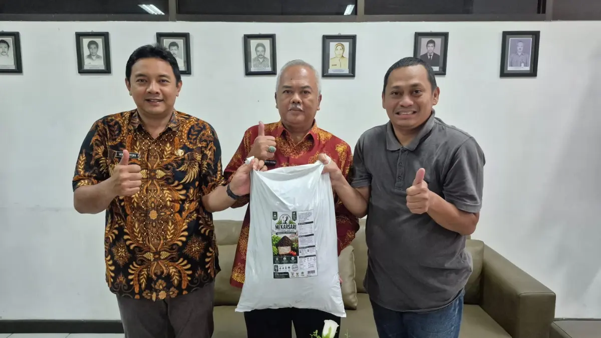 Kelompok Ternak Mekarsari sukses mengolah limbah kotoran domba menjadi pupuk organik berkualitas. (Foto : Ist/Radar Gresik) 