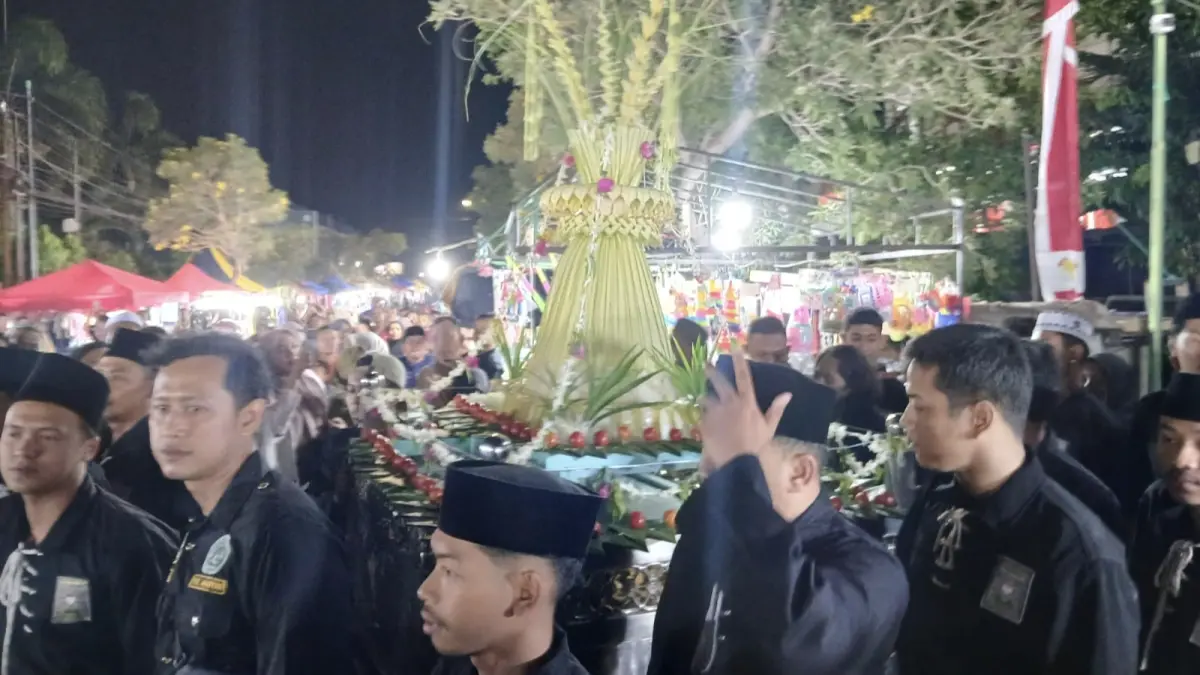 KIRAB: Arakan Kirab Tumpeng Agung dalam rangkaian Tradisi Rebo Wekasan di Desa Suci, Kecamatan Manyar, Gresik. (Foto : Ist/Radar Gresik) 