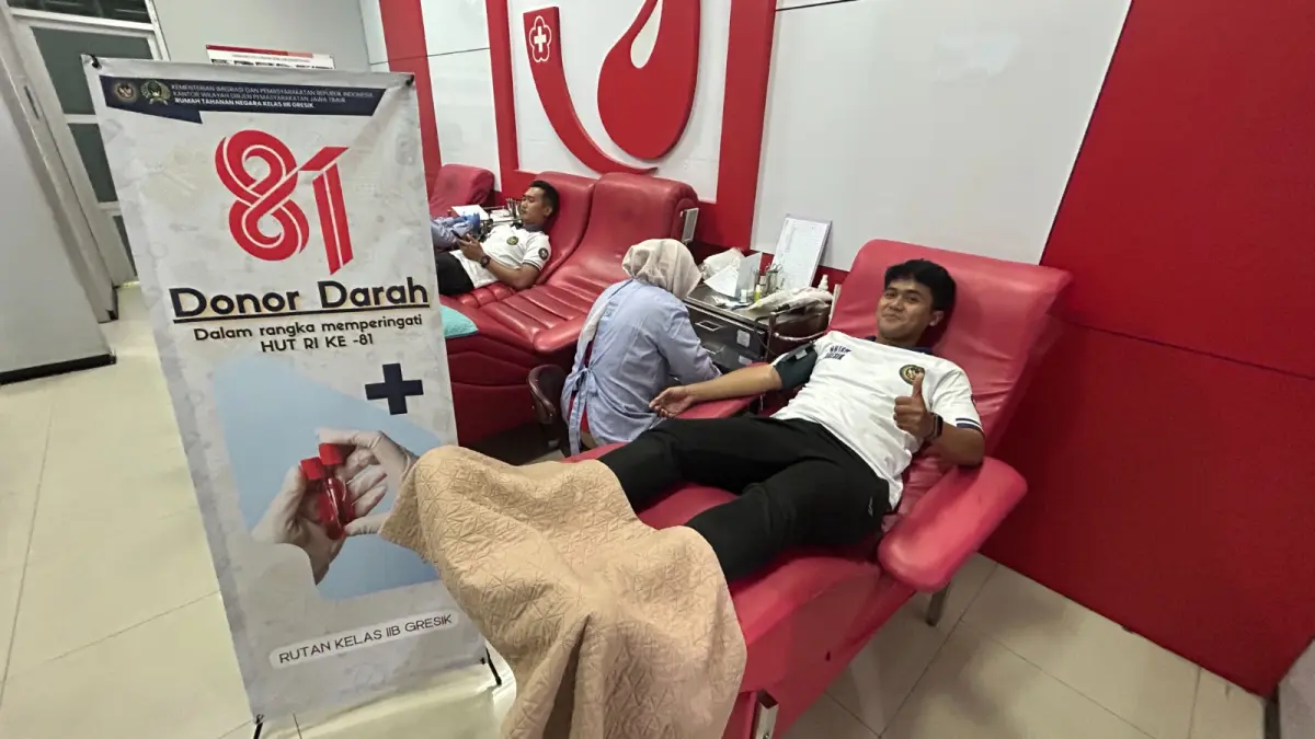 PEDULI: Pegawai Rutan Kelas IIB Gresik saat melakukan donor darah di PMI Kabupaten Gresik untuk bantu sesama menjelang HUT Ke-81 RI. (Foto : Ist/Radar Gresik) 
