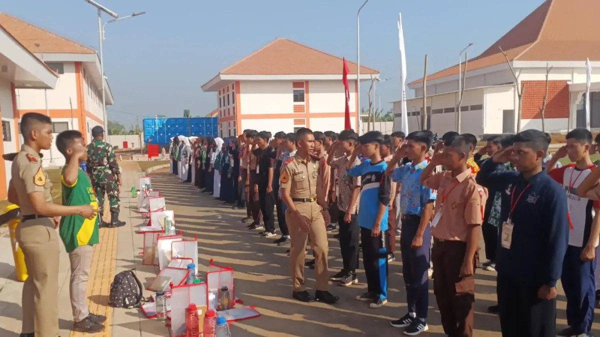 PEMBINAAN: Taruna AAL memberikan pembinaan karakter dan disiplin kepada para siswa Sekolah Rakyat Terintegrasi 1 Gresik. (Foto : Ist/Radar Gresik) 