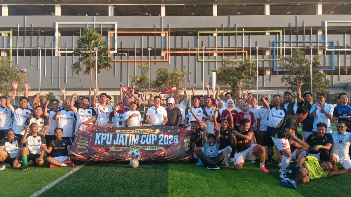 SEMANGAT: Para komisioner dan staf sekretariat KPU Gresik berfoto bersama penuh semangat dalam pembukaan KPU Jatim Cup 2026. (Foto : Fajar/Radar Gresik) 