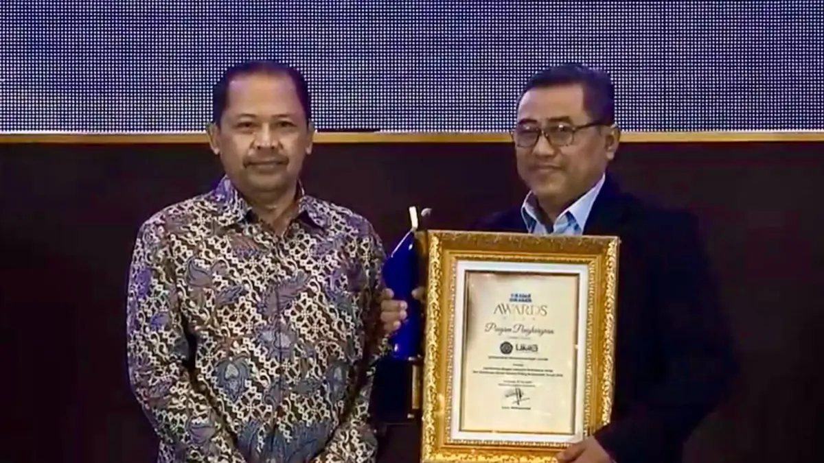 PRESTASI MANIS : UMG resmi meraih penghargaan sebagai Universitas dengan Integrasi Mahasiswa Asing dan Kemitraan Dunia Industri Paling Berdampak Tahun 2026 pada ajang Radar Surabaya Award 2026 yang digelar di Vasa Hotel Surabaya, Kamis (30/7). (Sur/ Radar Surabaya)