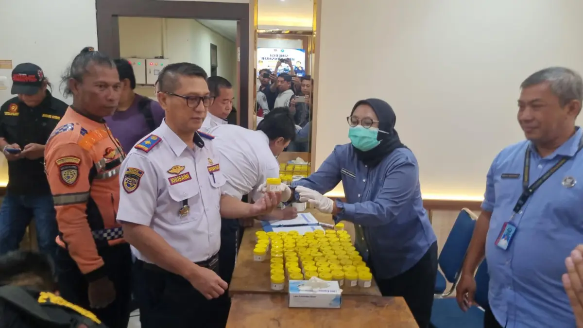 TES URINE: Sebanyak 100 pegawai Dishub Gresik saat mengikuti tahapan pemeriksaan tes urine yang digelar BNNK Gresik di Aula Kantor Dishub Gresik. (doc. RADAR GRESIK)