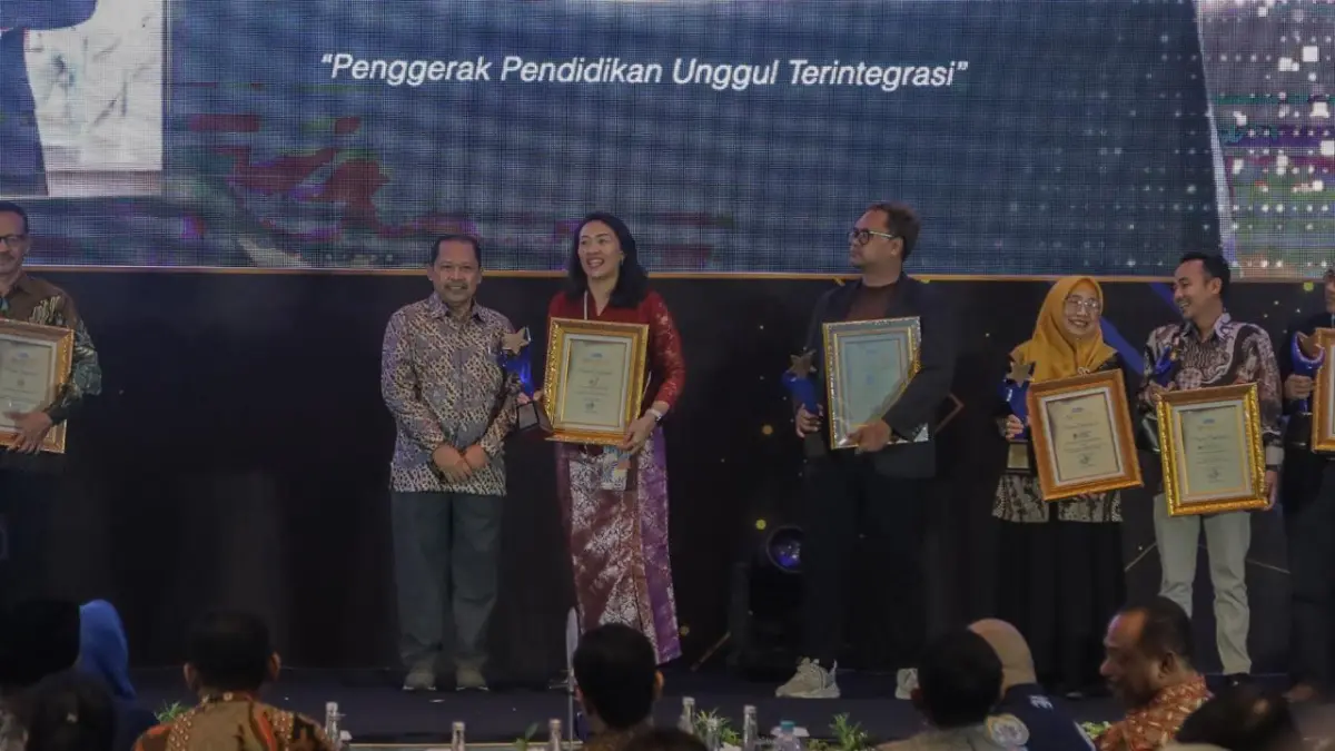 LANGKAH NYATA : Semen Indonesia Foundation (SIG Foundation), yang diwakili Bendahara Hanny Kusumohadiati, S.E., meraih penghargaan Penggerak Pendidikan Unggul Terintegrasi pada Radar Surabaya Award 2026 di Hotel Vasa Surabaya (30/7). Penghargaan ini diraih atas keberhasilan yayasan membangun ekosistem pendidikan masa depan. (Sur/ Radar Surabaya)