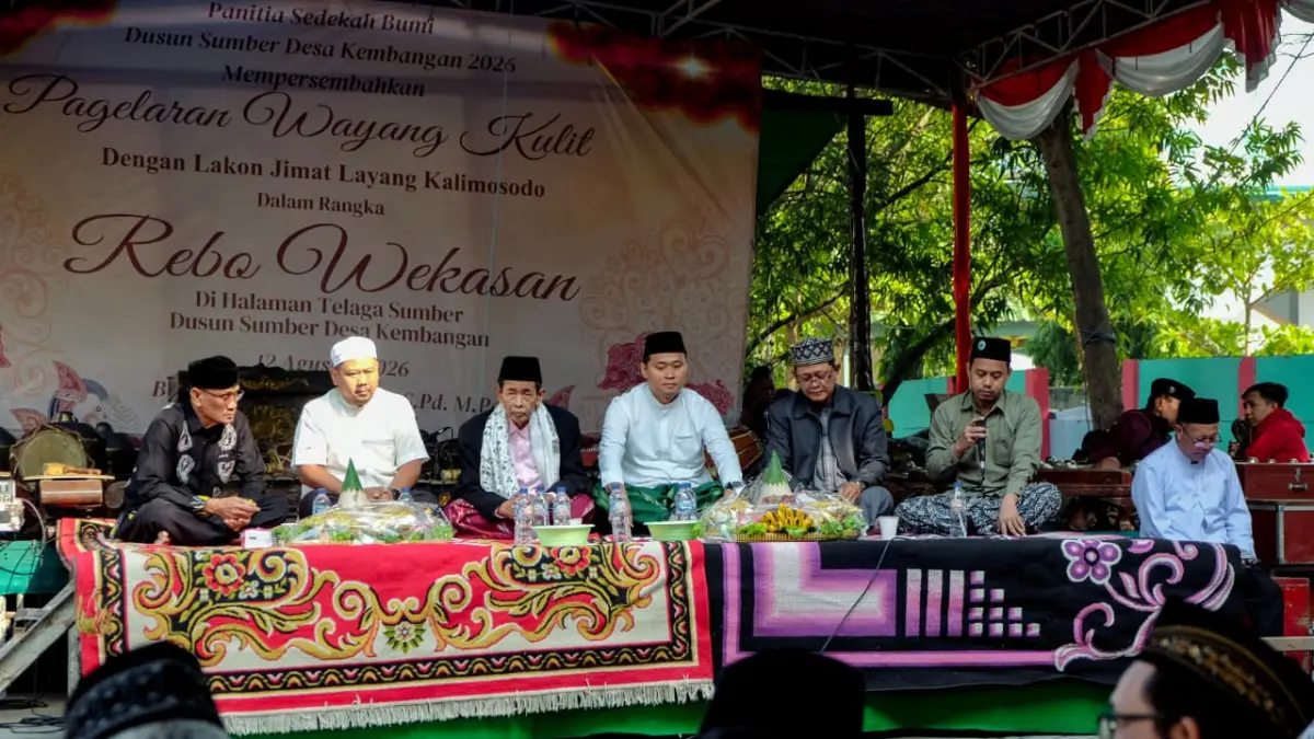 Bupati Gresik H. Fandi Akhmad Yani (Gus Yani) hadir dan larut dalam kekhusyukan tradisi Rebo Wekasan & Sedekah Bumi bersama warga Dusun Sumber, Desa Kembangan, Kecamatan Kebomas. (Foto : Ist/Radar Gresik) 