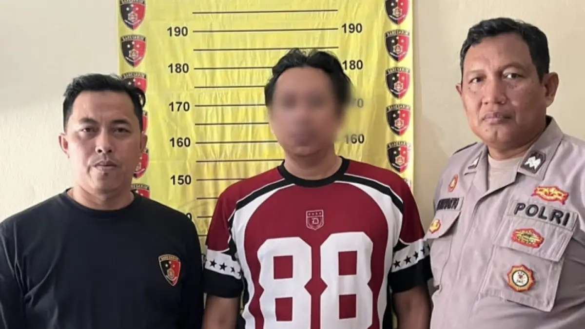 DIAMANKAN: Pelaku HS saat diamankan di Mapolsek Bungah usai diduga edarkan uang palsu pecahan 100 ribu. (Foto : Ist/Radar Gresik) 