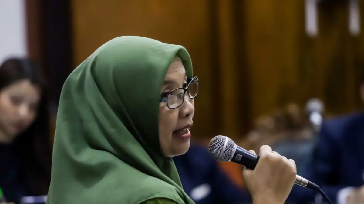 Indah Utami hadir sebagai saksi yang dihadirkan pihak tergugat dalam kasus Java Fortis di Pengadilan Negeri Surabaya, kemarin (12/8). (Foto: Alfian Rizal/Jawa Pos) 