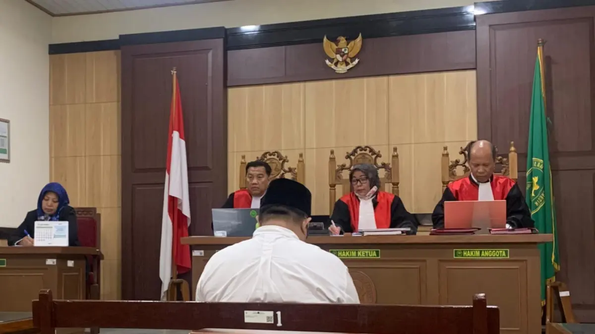 MENUNDUK: Terdakwa Samsul Bakri saat menjalani sidang putusan perkara penganiayaan terhadap rekan kerja di PN Gresik. (Foto : Ist/Radar Gresik) 