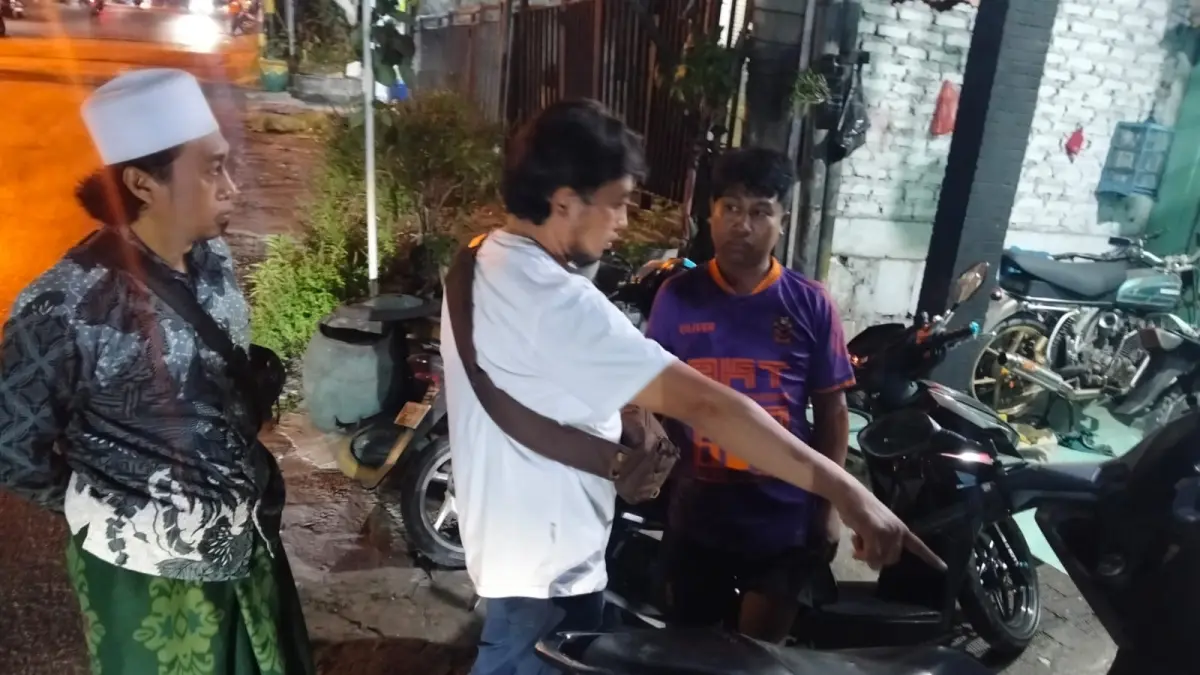 OLAH TKP : Anggota Reskrim Polsek Kebomas saat melakukan olah TKP kasus curanmor di Jalan Mayjen Sungkono, Kelurahan Sekarkurung, Kecamatan Kebomas, Gresik. (Foto : Ist/Radar Gresik) 