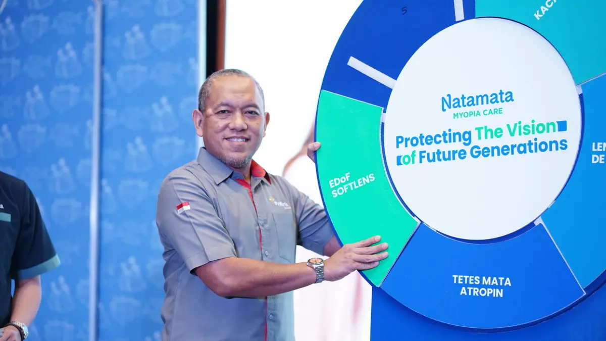 Presdir Eyelink Group, M. Rusli, ST., MMT., M.M., bersama dinas terkait dan saat melakukan penyempurnaan pemasangan puzzle teknologi kesehatan mata. (Foto : Riri/Radar Gresik) 