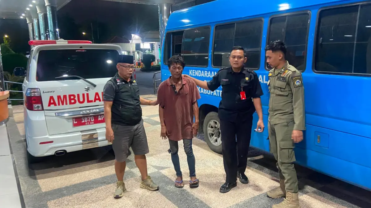 RESPON: Tim URC Dinsos Gresik saat mengevakuasi pria ODGJ yang meresahkan warga di kawasan Duduksampeyan. (Foto : Ist/Radar Gresik) 