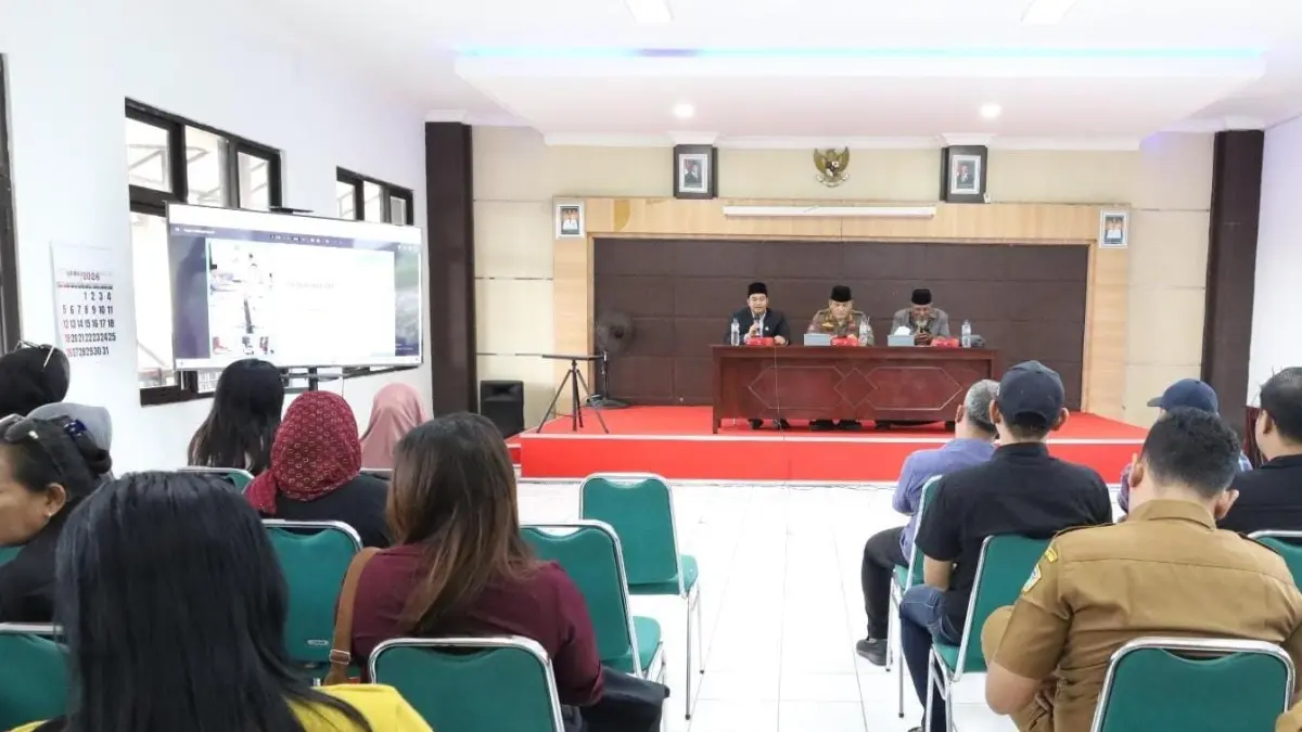 Satpol PP Kabupaten Gresik menggelar kegiatan pembinaan dan sosialisasi kepada 30 pemilik warung dari wilayah Kecamatan Gresik dan Kebomas. (Foto : Ist/Radar Gresik) 
