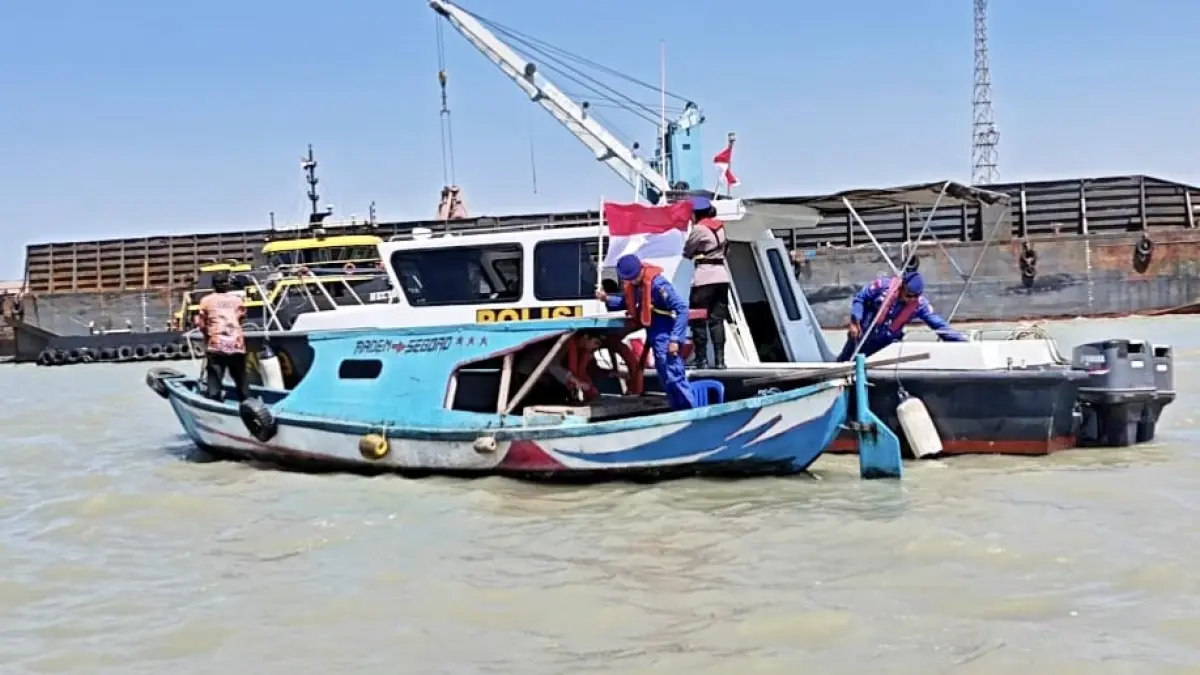 BENDERA : Satpolairud Polres Gresik membagikan sekaligus memasang Bendera Merah Putih di sejumlah perahu nelayan yang beraktivitas di Alur Pelayaran Barat Perairan Gresik. (Foto : Ist/Radar Gresik) 