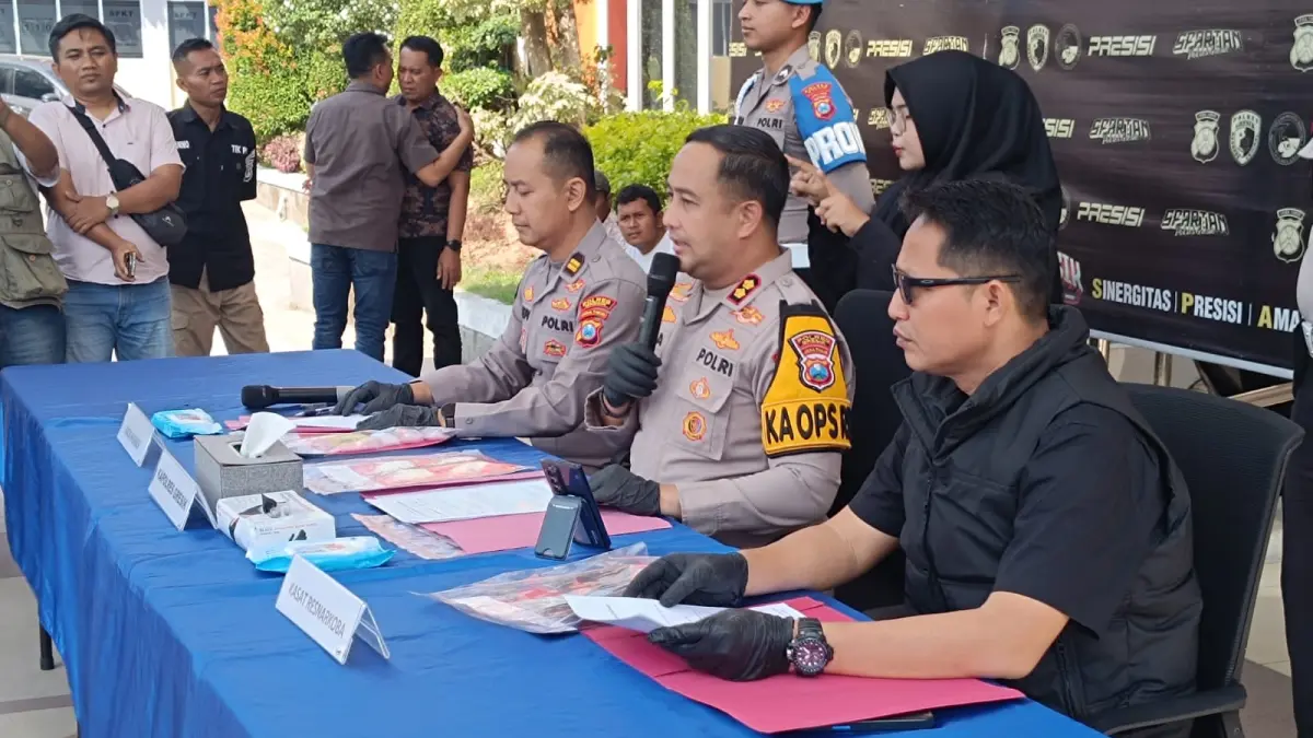 DIAMANKAN : Kapolres Gresik AKBP Ramadhan Nasution, Kasatnarkoba AKP Ahmad Yani dan Kasihumas Iptu Hepi saat menunjukan barang bukti yang diamankan dari tangan tersangka inisial AD di Mapolres Gresik. (Foto : Ist/Radar Gresik) 
